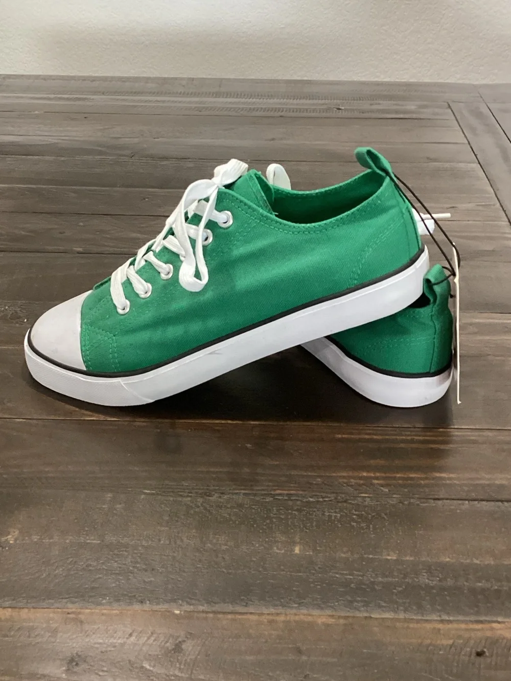 Twisted Green‎ and White Low-Top Sneakers